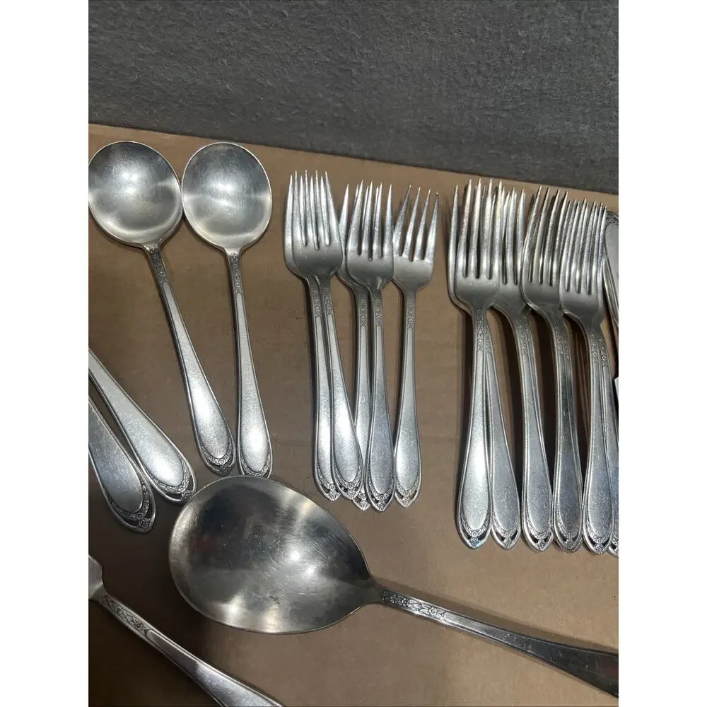 Vintage 1847 Rogers Bros IS LOVELACE Silverplate Flatware & Serving 32 Pc